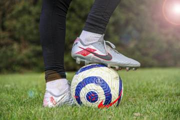 巴萨王朝加冕夜！皇马15冠荣耀化灰烬 三连冠奇迹能否延续？（配图示意）